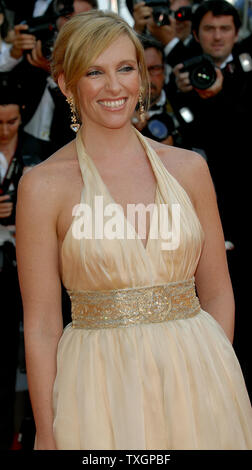 Australische Schauspielerin Toni Collette kommt an der Palais des Festivals für die galavorstellung von "chacun Son Kino" auf der 60. Filmfestival in Cannes Cannes, Frankreich am 20. Mai 2007. (UPI Foto/Christine Kauen) Stockfoto