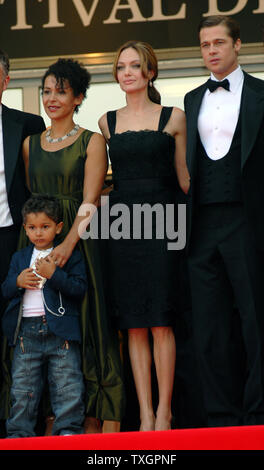 (L - R) Mariane Pearl, ihr Sohn Adam, Angelina Jolie und Brad Pitt kommen im Palais des Festivals für die galavorstellung von "A Mighty Heart" auf der 60. Filmfestival in Cannes Cannes, Frankreich am 21. Mai 2007. (UPI Foto/Christine Kauen) Stockfoto