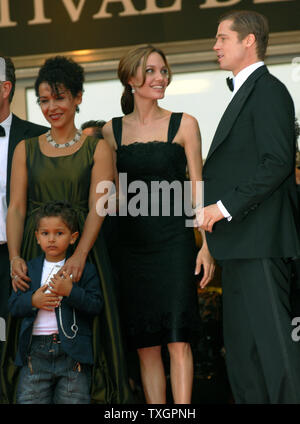 (L - R) Mariane Pearl, ihr Sohn Adam, Angelina Jolie und Brad Pitt kommen im Palais des Festivals für die galavorstellung von "A Mighty Heart" auf der 60. Filmfestival in Cannes Cannes, Frankreich am 21. Mai 2007. (UPI Foto/Christine Kauen) Stockfoto