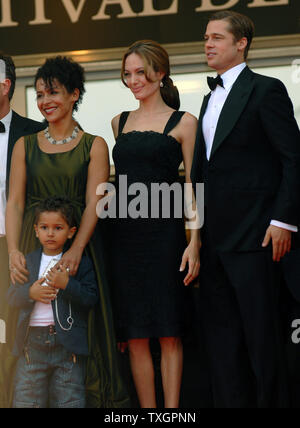 (L - R) Mariane Pearl, ihr Sohn Adam, Angelina Jolie und Brad Pitt kommen im Palais des Festivals für die galavorstellung von "A Mighty Heart" auf der 60. Filmfestival in Cannes Cannes, Frankreich am 21. Mai 2007. (UPI Foto/Christine Kauen) Stockfoto