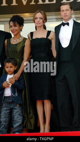 (L - R) Mariane Pearl, ihr Sohn Adam, Angelina Jolie und Brad Pitt kommen im Palais des Festivals für die galavorstellung von "A Mighty Heart" auf der 60. Filmfestival in Cannes Cannes, Frankreich am 21. Mai 2007. (UPI Foto/Christine Kauen) Stockfoto