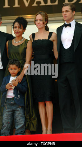 (L - R) Mariane Pearl, ihr Sohn Adam, Angelina Jolie und Brad Pitt kommen im Palais des Festivals für die galavorstellung von "A Mighty Heart" auf der 60. Filmfestival in Cannes Cannes, Frankreich am 21. Mai 2007. (UPI Foto/Christine Kauen) Stockfoto