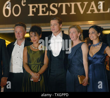 (L - R) Regisseur Michael Winterbottom, Schriftsteller Mariane Pearl, Produzent Brad Pitt und Darsteller verlassen, dem Palais de Festivals nach der Galavorstellung von "A Mighty Heart" auf der 60. Filmfestival in Cannes Cannes, Frankreich am 21. Mai 2007. (UPI Foto/Christine Kauen) Stockfoto