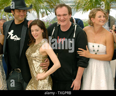 (L-R) Regisseur Robert Rodriguez, Rose McGowan, Regisseur Quentin Tarantino und Zoe Bell ein Foto für 'Death Proof' auf der Terrasse Riviera am 60. Filmfestival in Cannes Cannes, Frankreich am 22. Mai 2007 teilnehmen. (UPI Foto/Christine Kauen) Stockfoto