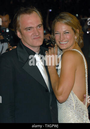 Regisseur Quentin Tarantino (L) und Schauspielerin Zoe Bell kommen im Palais des Festivals für die galavorstellung von 'Death Proof' am 60. Filmfestival in Cannes Cannes, Frankreich am 22. Mai 2007. (UPI Foto/Christine Kauen) Stockfoto