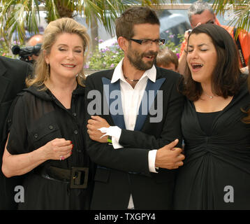 (L - R) die französische Schauspielerin Catherine Deneuve, Regisseur Vincent Paronnaud und Regisseurin Marjane Satrapi nehmen an der Fotoshooting für "Persepolis" auf der Terrasse Riviera am 60. Filmfestival in Cannes Cannes, Frankreich am 23. Mai 2007. (UPI Foto/Christine Kauen) Stockfoto