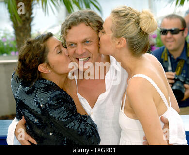 Schauspieler Marc Labreche bekommt einen Kuss von Diane Kruger (R) und Emma de Caunes beim Fotoshooting für "L'Age des Tenebres" auf der Terrasse Riviera am 60. Filmfestival in Cannes Cannes, Frankreich am 26. Mai 2007. (UPI Foto/Christine Kauen) Stockfoto