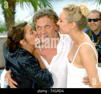 Schauspieler Marc Labreche bekommt einen Kuss von Diane Kruger (R) und Emma de Caunes beim Fotoshooting für "L'Age des Tenebres" auf der Terrasse Riviera am 60. Filmfestival in Cannes Cannes, Frankreich am 26. Mai 2007. (UPI Foto/Christine Kauen) Stockfoto