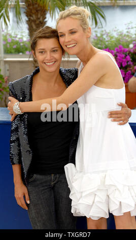 Diane Kruger (R) und Emma de Caunes nehmen an der Fotoshooting für "L'Age des Tenebres" auf der Terrasse Riviera am 60. Filmfestival in Cannes Cannes, Frankreich am 26. Mai 2007. (UPI Foto/Christine Kauen) Stockfoto