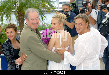 (L - R) Emma de Caunes, Regisseur Denys Arcand, Diane Krüger und Marc Labreche nehmen an der Fotoshooting für "L'Age des Tenebres" auf der Terrasse Riviera am 60. Filmfestival in Cannes Cannes, Frankreich am 26. Mai 2007. (UPI Foto/Christine Kauen) Stockfoto