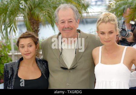 (L - R) Emma de Caunes, Regisseur Denys Arcand und Diane Kruger an der Fotoshooting für "L'Age des Tenebres" auf der Terrasse Riviera am 60. Filmfestival in Cannes Cannes, Frankreich am 26. Mai 2007. (UPI Foto/Christine Kauen) Stockfoto