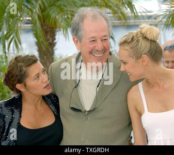 (L - R) französische Schauspielerin Emma de Caunes, Regisseur Denys Arcand und Diane Kruger an der Fotoshooting für "L'Age des Tenebres" auf der Terrasse Riviera am 60. Filmfestival in Cannes Cannes, Frankreich am 26. Mai 2007. (UPI Foto/Christine Kauen) Stockfoto