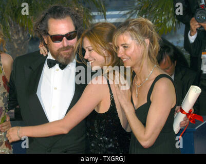 (L - R) Der amerikanische Regisseur Julian Schnabel, Marie - Josee Croze und Anne Consigny feiern Schnabels gewann den Preis für den besten Regisseur für seinen Film "Le Scaphandre et le Papillon" auf der 60. Filmfestival in Cannes Cannes, Frankreich am 27. Mai 2007. (UPI Foto/Christine Kauen) Stockfoto