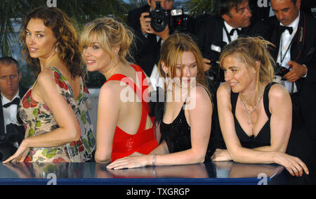 (L - R) Olatz Lopez Garmendia, Emmanuelle Seigner, Marie - Josee Croze und Anne Consigny besuchen sie ein Fotoshooting auf der Terrasse Riviera nach ihrem Regisseur Julian Schnabel den Preis für den besten Regisseur für seinen Film "Le Scaphandre et le Papillon" gewinnt auf der 60. Filmfestival in Cannes Cannes, Frankreich am 27. Mai 2007. (UPI Foto/Christine Kauen) Stockfoto