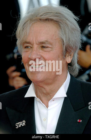 Der französische Schauspieler Alain Delon kommt an der Palais des Festivals für die Schlussfeier des 60. Filmfestival in Cannes Cannes, Frankreich am 27. Mai 2007. (UPI Foto/Christine Kauen) Stockfoto