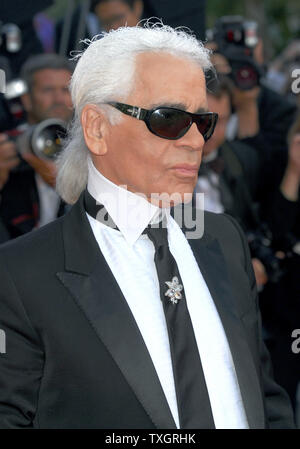 Fashion Designer Karl Lagerfeld kommt an der Palais des Festivals für die Schlussfeier des 60. Filmfestival in Cannes Cannes, Frankreich am 27. Mai 2007. (UPI Foto/Christine Kauen) Stockfoto