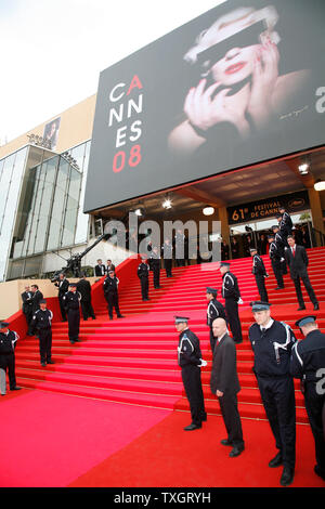 Sicherheit erwartet die Öffnung auf dem roten Teppich während der 61. jährlichen Filmfestival in Cannes Cannes, Frankreich am 14. Mai 2008. (UPI Foto/David Silpa) Stockfoto