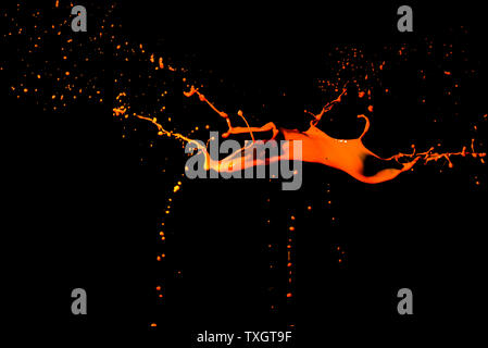 Isolierte orange Wasser spritzen auf Hintergrund Stockfoto