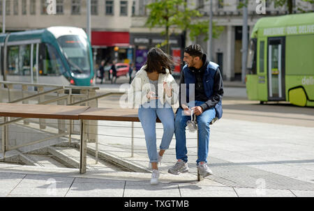 Asiatische Paar auf einem Datum, Sitzen, Verwehten, Nottingham Stockfoto