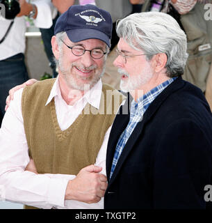 Regisseur Steven Spielberg (L) und Produzent George Lucas kommen an einem Fotoshooting für den Film "Indiana Jones 4: Königreich des Kristallschädels", die im Rahmen der 61. jährlichen Filmfestival in Cannes Cannes, Frankreich am 18. Mai 2008. (UPI Foto/David Silpa) Stockfoto