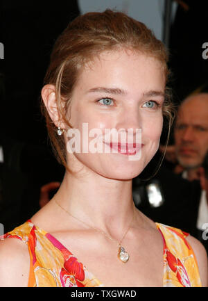 Model Natalia Vodianova kommt auf dem roten Teppich vor der Vorführung des Films "The Exchange", die im Rahmen der 61. jährlichen Filmfestival in Cannes Cannes, Frankreich am 20. Mai 2008. (UPI Foto/David Silpa) Stockfoto