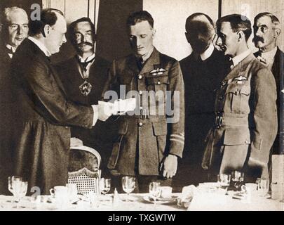 John William Alcock (1892-1919) und Arthur Whitten Brown (1886-1948) Britische Flieger. Erste Männer Atlantik nicht zu fliegen, 14. Juni 1919 mit 10.000 £ Preisgeld von Winston Churchill vorgestellt Stockfoto