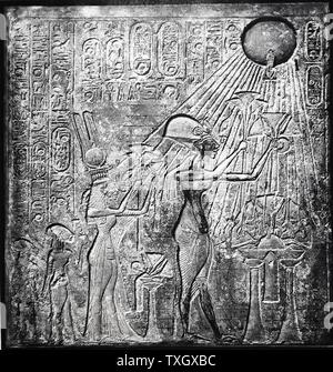 Echnaton (Amenophis IV.) Ketzer Pharao regierte von 1353-1336 v. Chr. Hier mit Nofretete und ihren beiden Töchtern Geschenke der Sonne Relief ursprünglich im Tempel der Sonne, Theben. Hemden Stockfoto