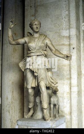Diana/Artemis, Göttin der Jagd Marmorstatue Stockfoto