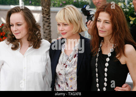 Schauspielerinnen Samantha Morton (L), Michelle Williams (C) und Catherine Keener kommen an einem Fotoshooting für den Film ynecdoche, New York", die im Rahmen der 61. jährlichen Filmfestival in Cannes Cannes, Frankreich am 23. Mai 2008. (UPI Foto/David Silpa) Stockfoto