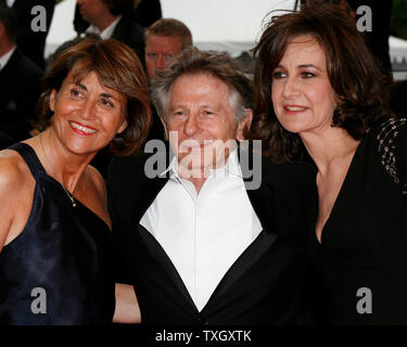 Die französische Kulturministerin Christine Albanel (L), Regisseur Roman Polanski (C) und die Schauspielerin Valerie Lemercier ankommen auf dem roten Teppich vor der Vorführung des Films "Was gerade passiert?" während der 61. jährlichen Filmfestival in Cannes Cannes, Frankreich am 25. Mai 2008. Das Screening markiert den Abschluss des diesjährigen Festivals. (UPI Foto/David Silpa) Stockfoto