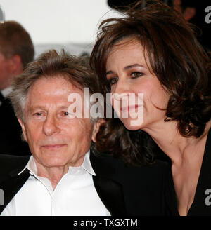 Regisseur Roman Polanski und Schauspielerin Valerie Lemercier ankommen auf dem roten Teppich vor der Vorführung des Films "Was gerade passiert?" während der 61. jährlichen Filmfestival in Cannes Cannes, Frankreich am 25. Mai 2008. Das Screening markiert den Abschluss des diesjährigen Festivals. (UPI Foto/David Silpa) Stockfoto