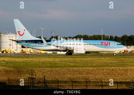 Lüttich/Belgien - Juli 2, 2017: TUI Airlines Belgium Boeing 737-800 OO-JAU Passagierflugzeug Abflug am Flughafen Liege Stockfoto