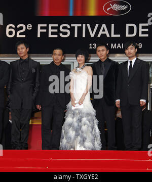 Chen Sicheng Schauspieler, Regisseur Lou Ye, Schauspielerin Tan Zhuo und Schauspieler Wang Hao und Wu Wei kommen an der Spitze der roten Schritte vor ein Screening der chinesische Film 'Spring Fieber" auf der 62. jährlichen Filmfestival in Cannes Cannes, Frankreich am 14. Mai 2009. (UPI Foto/David Silpa) Stockfoto