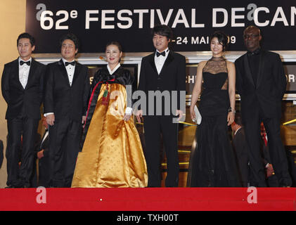 (Von L nach R) Regisseur Chan-Wook Park, Schauspieler Kim Ok-Vin, Kim Hae-Sook, Shin Ha-Kyun, Song Kang-Ho, Eriq Ebouaney kommen an der Spitze der roten Schritte vor der Vorführung des Films "Durst" auf der 62. jährlichen Filmfestival in Cannes Cannes, Frankreich am 15. Mai 2009. (UPI Foto/David Silpa) Stockfoto