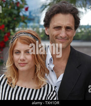 Schauspielerin Melanie Laurent und Produzent Lawrence Bender kommen an einem Fotoshooting für den Film 'Inglourious Basterds' auf der 62. jährlichen Filmfestival in Cannes Cannes, Frankreich am 20. Mai 2009. (UPI Foto/David Silpa) Stockfoto