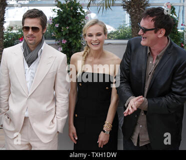 Schauspieler Brad Pitt (L), Schauspielerin Diane Kruger (C) und Regisseur Quentin Tarantino kommen an einem Fotoshooting für den Film 'Inglourious Basterds' auf der 62. jährlichen Filmfestival in Cannes Cannes, Frankreich am 20. Mai 2009. (UPI Foto/David Silpa) Stockfoto