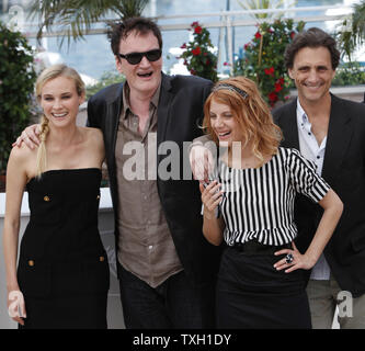 (Von L nach R) Schauspielerin Diane Kruger, Regisseur Quentin Tarantino, der Schauspielerin Melanie Laurent und Produzent Lawrence Bender kommen an einem Fotoshooting für den Film 'Inglourious Basterds' auf der 62. jährlichen Filmfestival in Cannes Cannes, Frankreich am 20. Mai 2009. (UPI Foto/David Silpa) Stockfoto