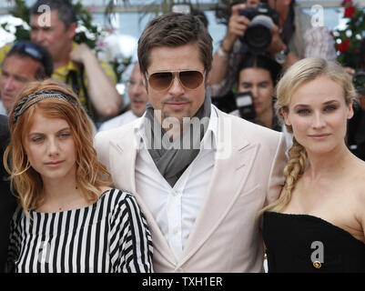 Schauspielerin Melanie Laurent (L), Schauspieler Brad Pitt (C) und die Schauspielerin Diane Kruger kommen an einem Fotoshooting für den Film 'Inglourious Basterds' auf der 62. jährlichen Filmfestival in Cannes Cannes, Frankreich am 20. Mai 2009. (UPI Foto/David Silpa) Stockfoto