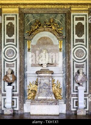 Schloss von Versailles, Innenraum der Salon de Diane. Eine Büste von König Louis X 1 V von Gian Lorenzo Bernini (1598-1680). Stockfoto