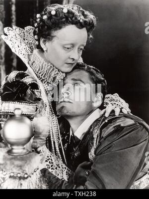 Bette Davis (1908-1989) und Errol Flynn (1909-1959) in den Hollywood Periode Drama "Das private Leben von Elizabeth und Essex', 1939. Unter der Regie von Michael Curtiz. Film Stockfoto