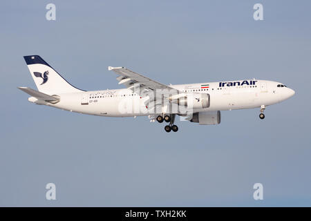 FRANKFURT/Deutschland - Dezember 8, 2012: Iran Air Airbus A 300 EP-IBB Passagierflugzeug landen am Flughafen Frankfurt Stockfoto