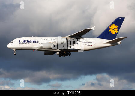 FRANKFURT/Deutschland - vom 6. Dezember 2012: Lufthansa Airbus A380 D-AIMA Passagierflugzeug landen am Flughafen Frankfurt Stockfoto