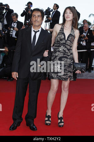 Schauspielerin Charlotte Gainsbourg und Ehemann Schauspieler Yvan Attal ankommen auf dem roten Teppich vor der Abschlussfeier der 62. jährlichen Filmfestival in Cannes Cannes, Frankreich am 24. Mai 2009. (UPI Foto/David Silpa) Stockfoto