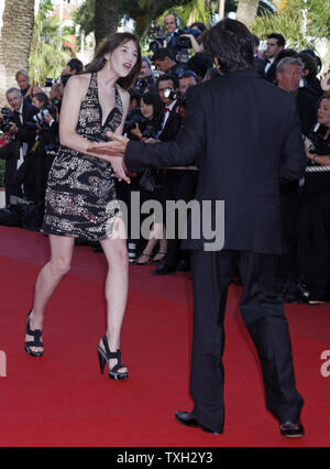 Schauspielerin Charlotte Gainsbourg und Ehemann Schauspieler Yvan Attal ankommen auf dem roten Teppich vor der Abschlussfeier der 62. jährlichen Filmfestival in Cannes Cannes, Frankreich am 24. Mai 2009. (UPI Foto/David Silpa) Stockfoto