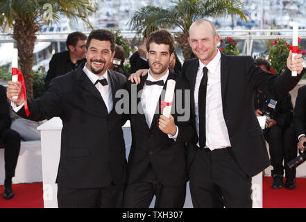 Regisseure Louis Sutherland (L) und Mark Albiston (R) halten ihre besondere Erwähnung Auszeichnungen für "Die sechs Dollar fünfzig Mann', während Direktor Joao Salaviza (C) hält seine Palme d'Or Short Film Award für "Arena" am award Fotoshooting nach der Abschlussfeier der 62. jährlichen Filmfestival in Cannes Cannes, Frankreich am 24. Mai 2009. (UPI Foto/David Silpa) Stockfoto