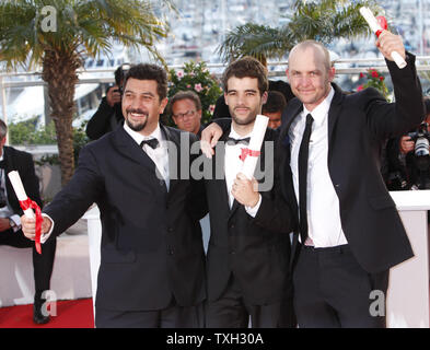 Regisseure Louis Sutherland (L) und Mark Albiston (R) halten ihre besondere Erwähnung Auszeichnungen für "Die sechs Dollar fünfzig Mann', während Direktor Joao Salaviza (C) hält seine Palme d'Or Short Film Award für "Arena" am award Fotoshooting nach der Abschlussfeier der 62. jährlichen Filmfestival in Cannes Cannes, Frankreich am 24. Mai 2009. (UPI Foto/David Silpa) Stockfoto