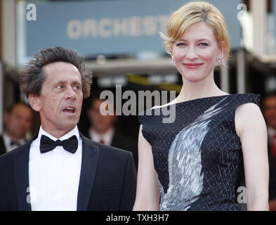 Cate Blanchett und Brian Grazer ankommen auf dem roten Teppich vor der Vorführung des Films "Robin Hood", die im Rahmen der Eröffnungsfeier der 63. jährliche Internationale Filmfestspiele von Cannes in Cannes, Frankreich am 12. Mai 2010. UPI/David Silpa Stockfoto