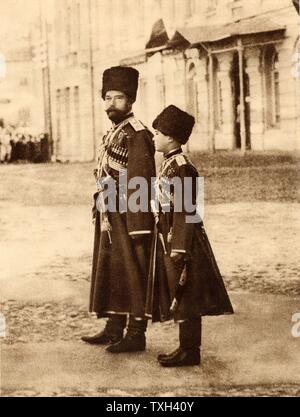 Nikolaus II. (1868-1918) Zar von Russland von 1894, und sein Sohn die Tsarevich Alexei (1904-1918), die Überprüfung der russischen Truppen, 1915. Halbton. Stockfoto