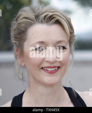 Lesley Manville kommt an einem Fotoshooting für den Film "ein Jahr" auf der 63. jährlichen Cannes International Film Festival in Cannes, Frankreich am 15. Mai 2010. UPI/David Silpa Stockfoto