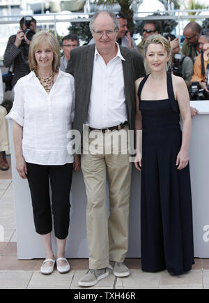 Ruth Sheen (L), Jim Broadbent (C) und Lesley Manville kommen an einem Fotoshooting für den Film "ein Jahr" auf der 63. jährlichen Cannes International Film Festival in Cannes, Frankreich am 15. Mai 2010. UPI/David Silpa Stockfoto